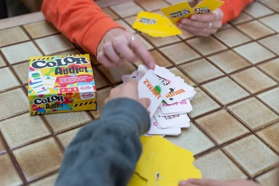 Shuffle - Color Addict - Kaartspel - Familiespel 6 Shuffle - Color Addict - Kaartspel - Familiespel - Afbeelding 4