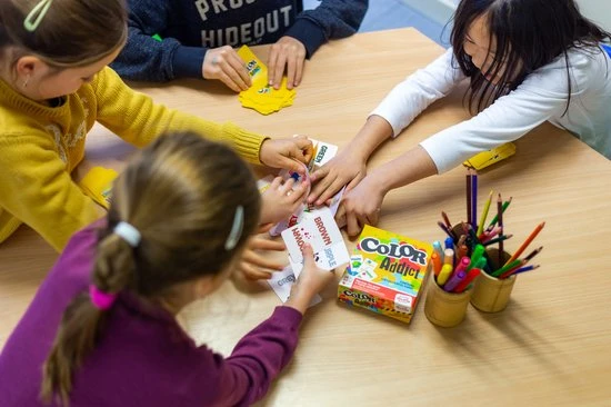 Shuffle - Color Addict - Kaartspel - Familiespel 14 Shuffle - Color Addict - Kaartspel - Familiespel - Afbeelding 12