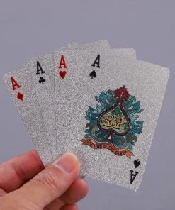 LuxeBass 24K Zilver Speelkaarten Plastic Poker Game Dek Folie Poken Pack Magische Kaarten Waterdichte Kaart Geschenkcollectie Gokken Bordspel - Pokerkaarten - Drankspel Kaarten -LEERZAME SPELLEN Verkoopwinkel 550x517 4