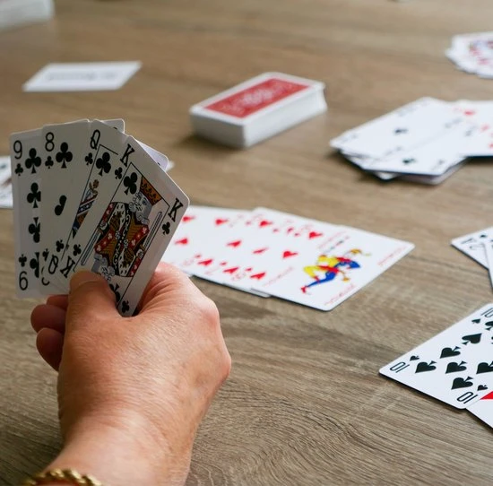 In Round Speelkaarten 2 Decks / Stokken – Stok Speel Kaarten – Spelkaarten – Voor Volwassen En Kinderen – Pokerkaarten – Kaart Spel / Kaartspel Set – Pestkaarten – Poker / Blackjack / Pesten – Rood / Blauw 9 In Round Speelkaarten 2 Decks / Stokken – Stok Speel Kaarten – Spelkaarten – Voor Volwassen En Kinderen – Pokerkaarten – Kaart Spel / Kaartspel Set – Pestkaarten – Poker / Blackjack / Pesten – Rood / Blauw - Afbeelding 7