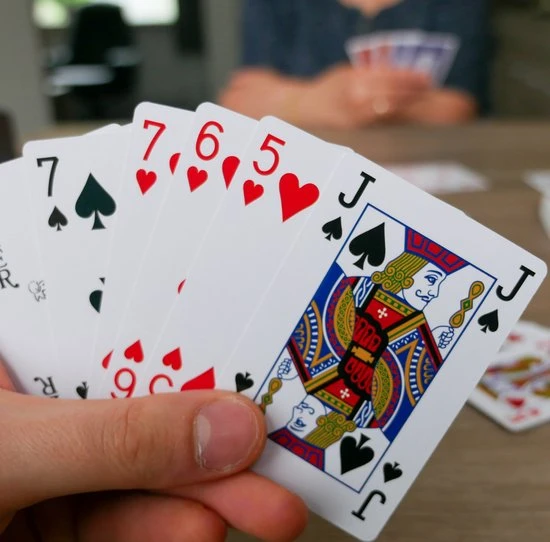 In Round Speelkaarten 2 Decks / Stokken – Stok Speel Kaarten – Spelkaarten – Voor Volwassen En Kinderen – Pokerkaarten – Kaart Spel / Kaartspel Set – Pestkaarten – Poker / Blackjack / Pesten – Rood / Blauw 7 In Round Speelkaarten 2 Decks / Stokken – Stok Speel Kaarten – Spelkaarten – Voor Volwassen En Kinderen – Pokerkaarten – Kaart Spel / Kaartspel Set – Pestkaarten – Poker / Blackjack / Pesten – Rood / Blauw - Afbeelding 5