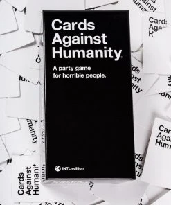 Cards Against Humanity International Edition - Kaartspel -LEERZAME SPELLEN Verkoopwinkel 550x825 1